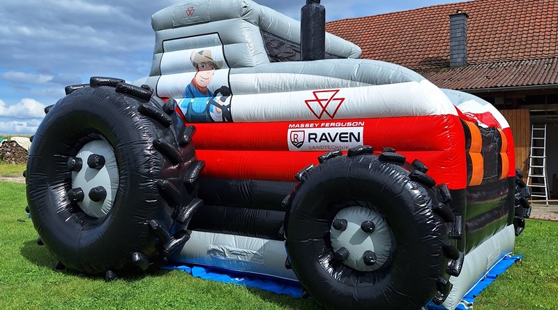 Traktor Hüpfburg